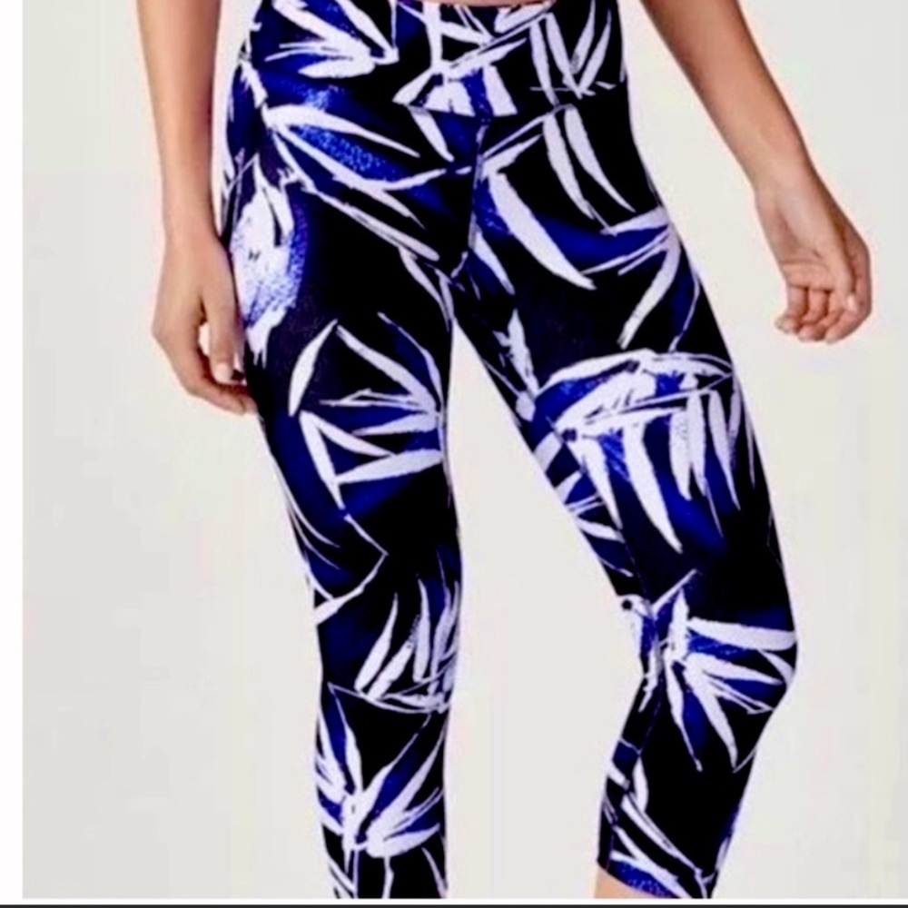 Fabletics Women’s Crop Leggings Blue Leaf Print Sz 10 Large